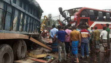 নাটোরে বাস-ট্রাকের মুখোমুখি সংঘর্ষ, নিহত ১০