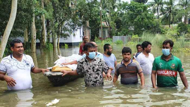 দুই শতাধিক পরিবারে খাদ্য সামগ্রী পৌঁছে দিলেন সিংড়ার মেয়র 