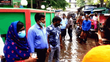 সিংড়ায় বর্ন্যাতদের মাঝে ডিসির ত্রাণ বিতরণ