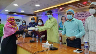 নাটোরে নন এমপিও শিক্ষক-কর্মচারীদের মাঝে চেক বিতরণ