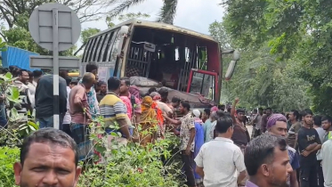 নাটোরে ভুটভুটি-বাস মুখোমুখি সংঘর্ষ, দুই ভাইসহ নিহত ৩ নাটোরে ভুটভুটি-বাস মুখোমুখি সংঘর্ষ, দুই ভাইসহ নিহত ৩