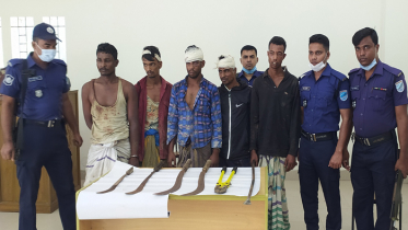 নবাবগঞ্জে ধারালো অস্ত্রসহ ৫ ডাকাত আটক 