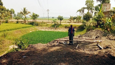 জমি দখল নিতে না পারায় কৃষকের নামে ৩ মামলা