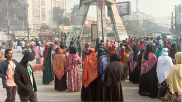 গার্মেন্টসে ছাঁটাইয়ের নোটিশ দেখে সড়ক অবরোধ শ্রমিকদের