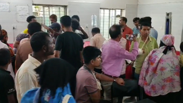 আসামি ধরতে গেলে ৩ পুলিশসহ চারজনকে কুপিয়ে জখম আসামি ধরতে গেলে ৩ পুলিশসহ চারজনকে কুপিয়ে জখম