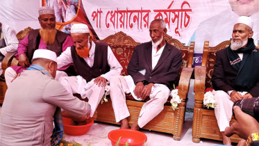 মঞ্চেই ভোটারদের পা ধুয়ে দিলেন চেয়ারম্যান প্রার্থী