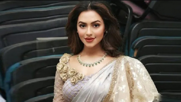 বিমানবন্দর থেকে অভিনেত্রী নুসরাত ফারিয়া আটক