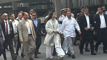 হেঁটে একুশের অনুষ্ঠানে আসা–যাওয়া করলেন প্রধানমন্ত্রী, সঙ্গে মেয়ে