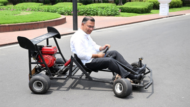 কলেজছাত্রের বানানো ‘রেসিং কার’ চালিয়ে উৎসাহ দিলেন প্রধানমন্ত্রী