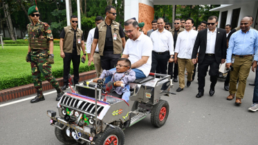 বিশেষ চাহিদাসম্পন্ন তরুণের তৈরি স্মার্ট কারে চড়লেন প্রধানমন্ত্রী