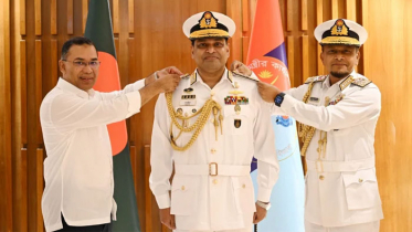 নবনিযুক্ত নৌপ্রধানকে র‌্যাঙ্ক ব্যাজ পরালেন প্রধানমন্ত্রী