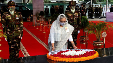 বঙ্গবন্ধুর প্রতিকৃতিতে প্রধানমন্ত্রীর শ্রদ্ধা নিবেদন