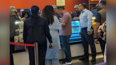 মেয়েকে নিয়ে প্রেক্ষাগৃহে সিনেমা দেখলেন প্রধানমন্ত্রী