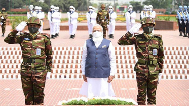 জাতীয় স্মৃতিসৌধে নরেন্দ্র মোদীর শ্রদ্ধা নিবেদন