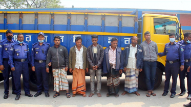 পাবনায় অস্ত্রসহ ৬ ডাকাত গ্রেফতার
