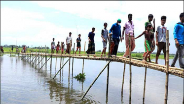 পাবনায় চিকনাই নদীর উপর স্বেচ্ছাশ্রমে বাঁশের সেতু নির্মাণ