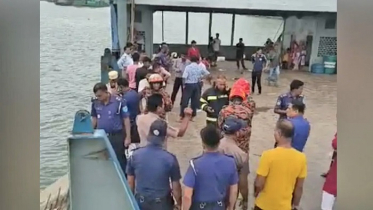 দৌলতদিয়া ফেরিঘাটে নিয়ন্ত্রণ হারিয়ে পদ্মায় পড়ল যাত্রীবাহী বাস