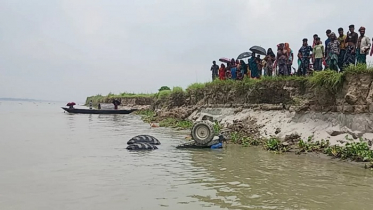 পদ্মা নদীতে উল্টে পড়ল ট্রাক্টর, চালকের মৃত্যু