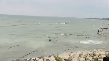 ঝড়ের কবলে পড়ে পদ্মায় ডুবলো ৩ ট্রলার