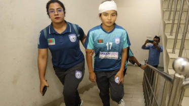 ছাদ খোলা বাসে ঋতুপর্ণার চোট, কপালে তিন সেলাই