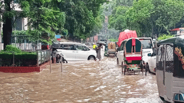 প্রবল বৃষ্টিতে পানির নিচে ঢাকা, অনেক গাড়ি বিকল