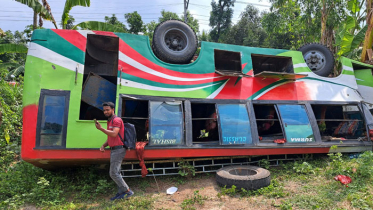 ওভারটেক করতে গিয়ে যাত্রীবাহী বাস উল্টে আহত ২০