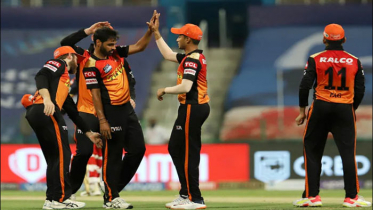 কোহলিদের শীর্ষ দুইয়ে ওঠা ঠেকিয়ে দিল হায়দরাবাদ