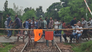 ট্রেনে রাবি শিক্ষার্থীকে মারধর টিটির, রেলপথ অবরোধ ট্রেনে রাবি শিক্ষার্থীকে মারধর টিটির, রেলপথ অবরোধ