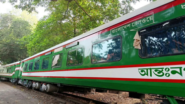 প্রথম চালানে ভারত থেকে এলো ১৮টি রেলকোচ প্রথম চালানে ভারত থেকে এলো ১৮টি রেলকোচ
