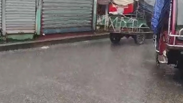 উপকূলে চলছে ভারী বর্ষণ, জনজীবন স্থবির