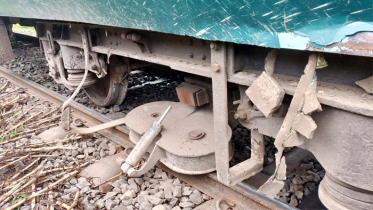 বগি লাইনচ্যুত, রাজশাহীর সঙ্গে রেল যোগাযোগ বন্ধ বগি লাইনচ্যুত, রাজশাহীর সঙ্গে রেল যোগাযোগ বন্ধ