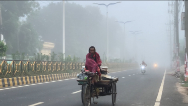 রাজশাহীতে ঘন কুয়াশা, হেডলাইট জ্বালিয়ে চলাচল
