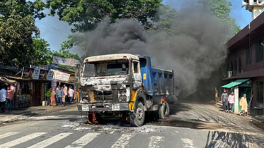 ট্রাকচাপায় প্রাণ গেল ব্যবসায়ীর, ২ ডাম্প ট্রাকে আগুন দিল জনতা