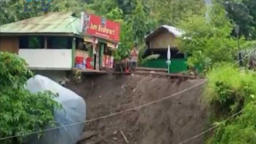 বর্ষা এলেই নতুন করে ভাঙছে পাহাড়, আতঙ্কে মানুষ (ভিডিও)