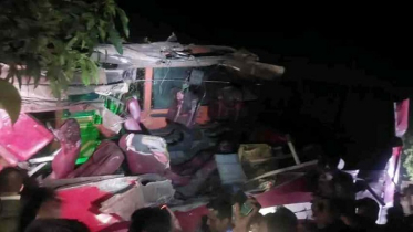 সীতাকুণ্ডে বাস-ট্রাক সংঘর্ষে ৫ জনের মৃত্যু সীতাকুণ্ডে বাস-ট্রাক সংঘর্ষে ৫ জনের মৃত্যু