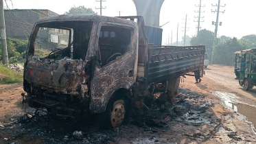 আশুলিয়ায় এবার পিকআপ ভ‍্যানে আগুন দিলো দুই যুবক