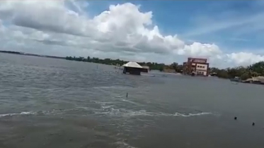 সাতক্ষীরায় নদীর বাঁধ ভেঙে কয়েকটি গ্রাম প্লাবিত