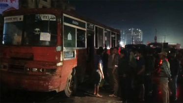 সাভারে পার্কিং করা বাসে আগুন, লাফিয়ে প্রাণে বাঁচলেন চালক সাভারে পার্কিং করা বাসে আগুন, লাফিয়ে প্রাণে বাঁচলেন চালক