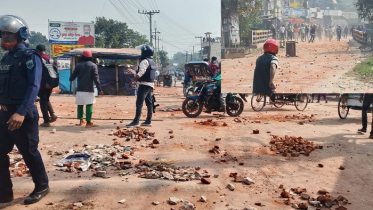 সিরাজগঞ্জে দুই পক্ষের দফায় দফায় সংঘর্ষ, আহত ৩০ সিরাজগঞ্জে দুই পক্ষের দফায় দফায় সংঘর্ষ, আহত ৩০