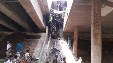 সিরাজগঞ্জে সড়ক বিভাজকে ধাক্কা খেয়ে বাস উল্টে নিহত ৩