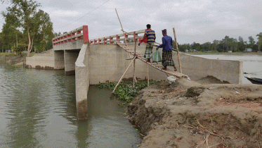 শাহজাদপুরে ৪ হাজার মানুষের যাতায়াতে চরম দূর্ভোগ