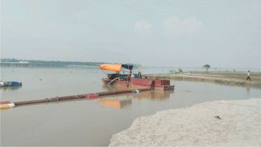 বঙ্গবন্ধু সেতুর পাশ থেকে তোলা হচ্ছে বালু