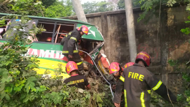 দুই বাসের মুখোমুখি সংঘর্ষে চালক নিহত, ২০ যাত্রী আহত