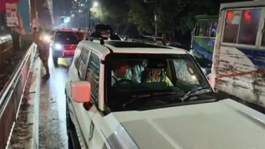 স্ত্রীকে নিয়ে ঢাকার রাস্তায় গাড়ি চালালেন প্রধানমন্ত্রী