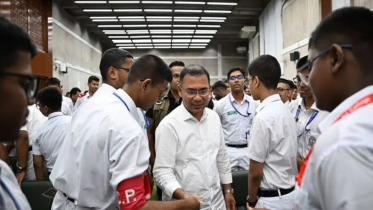 নিজের প্রাক্তন কলেজের শিক্ষার্থীদের সঙ্গে প্রধানমন্ত্রীর শুভেচ্ছা বিনিময়