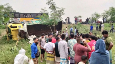 টাঙ্গাইলে ট্রাক উল্টে নিহত ১৫ জনের লাশ পরিবারের কাছে হস্তান্তর টাঙ্গাইলে ট্রাক উল্টে নিহত ১৫ জনের লাশ পরিবারের কাছে হস্তান্তর