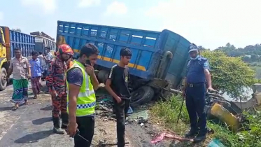 বাস-ট্রাক-কাভার্ডভ্যানের ত্রিমুখী সংঘর্ষে নিহত ২, আহত ৩