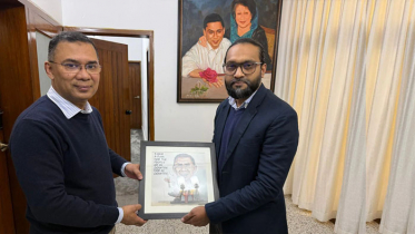 তারেক রহমানকে ‘আই হ্যাভ অ্যা প্ল্যান’ শীর্ষক কার্টুন হস্তান্তর