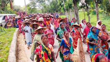 প্রধানমন্ত্রীর সঙ্গে কথা বলতে অধির আগ্রহে চা শ্রমিকরা