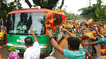 ফুলের পাঁপড়ি ছিটিয়ে প্রধানমন্ত্রীকে স্বাগত জানালেন চা শ্রমিকরা